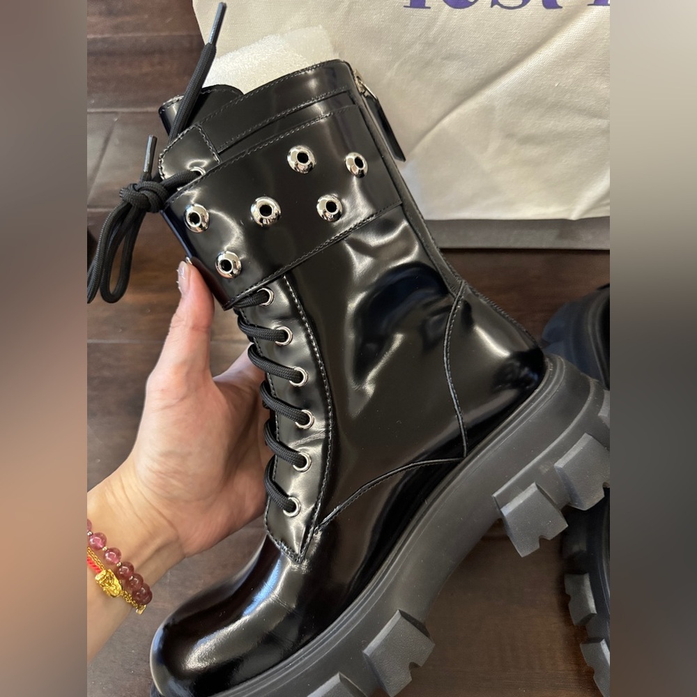 Lost in echo boots open box